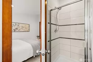 672 NE 40th St, Seattle, WA 98105 - Photo 31