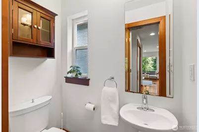 672 NE 40th St, Seattle, WA 98105 - Photo 21