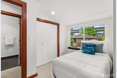 672 NE 40th St, Seattle, WA 98105 - Photo 33