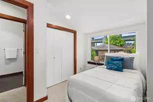 672 NE 40th St, Seattle, WA 98105 - Photo 33