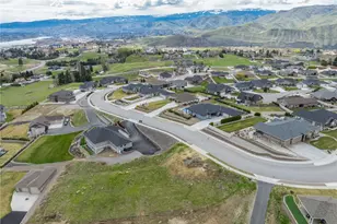 870 Autumn Crest Dr, Wenatchee, WA 98801 - Photo 1