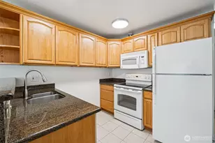 5624 Roosevelt Way NE, Seattle, WA 98105 - Photo 7