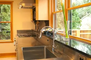 5707 NE 56th St, Seattle, WA 98105 - Photo 5