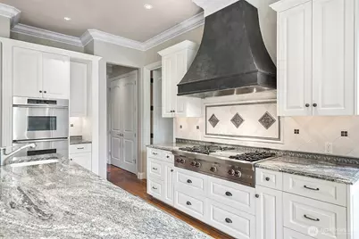 9820 NE 16th Street, Bellevue, WA 98004 - Photo 7