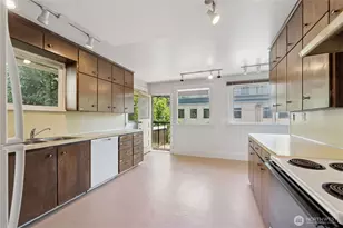 704 Warren Ave N, Seattle, WA 98109 - Photo 7