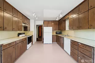 704 Warren Ave N, Seattle, WA 98109 - Photo 9