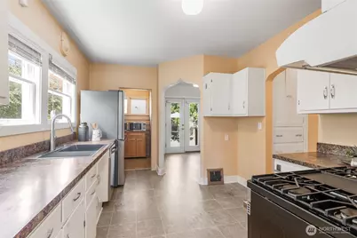 8607 15th Ave NE, Seattle, WA 98115 - Photo 9