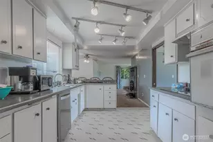 5735 NE 8th St, Renton, WA 98059 - Photo 13