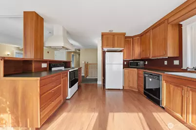 10516 E Riverside Drive, Bothell, WA 98011 - Photo 7