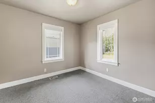 10516 E Riverside Dr, Bothell, WA 98011 - Photo 11