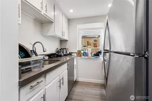 910 N 95th St, Seattle, WA 98103 - Photo 7