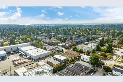 910 N 95th Street, Seattle, WA 98103 - Photo 3