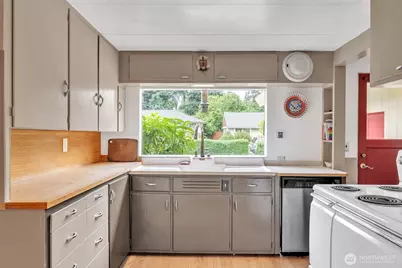 11521 Corliss Avenue N, Seattle, WA 98133 - Photo 17