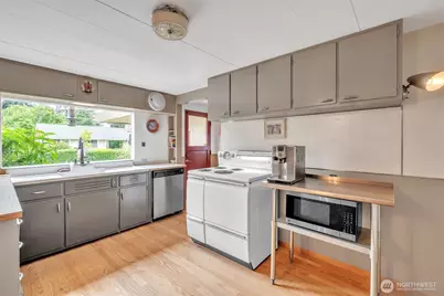 11521 Corliss Avenue N, Seattle, WA 98133 - Photo 15