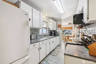 17209 W Riverside Dr, Bothell, WA 98011 - Photo 11