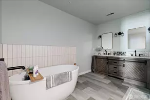 651 SE Bayshore Dr, Oak Harbor, WA 98277 - Photo 25