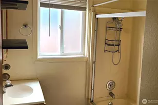 529 N 103rd St, Seattle, WA 98133 - Photo 11