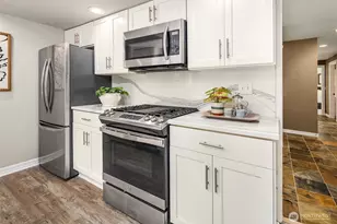 2410 Sahalee Dr W, Sammamish, WA 98074 - Photo 13