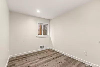 9251 Ashworth Avenue N, Seattle, WA 98103 - Photo 11