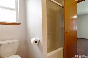 512 N 104th St, Seattle, WA 98133 - Photo 11