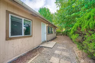 733 8th St NE, Auburn, WA 98002 - Photo 3