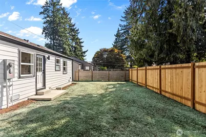 9733 Evanston Avenue N, Seattle, WA 98103 - Photo 17