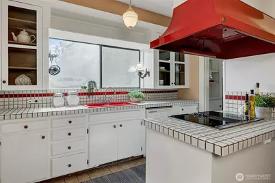 9733 Arrowsmith Avenue S, Seattle, WA 98118 - Photo 13