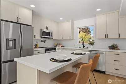 9735 Evanston Avenue N, Seattle, WA 98103 - Photo 5