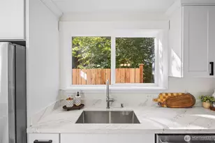 9545 Wallingford Ave N, Seattle, WA 98103 - Photo 11