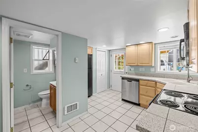 7842 Lake City Way NE, Seattle, WA 98115 - Photo 23