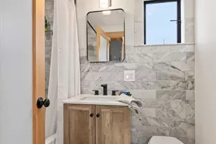 1080 W Ewing Pl, Seattle, WA 98119 - Photo 11