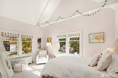 2055 E Crescent Drive, Seattle, WA 98112 - Photo 29