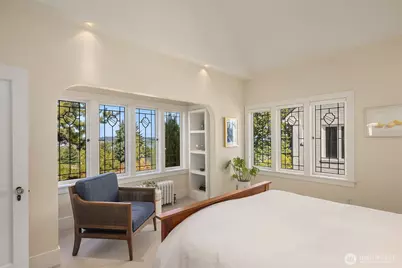 2055 E Crescent Drive, Seattle, WA 98112 - Photo 23