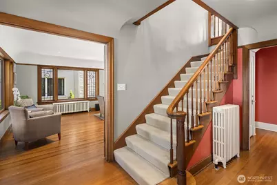 2055 E Crescent Drive, Seattle, WA 98112 - Photo 13