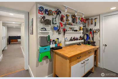 2055 E Crescent Drive, Seattle, WA 98112 - Photo 31