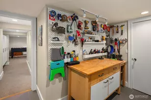 2055 E Crescent Dr, Seattle, WA 98112 - Photo 31