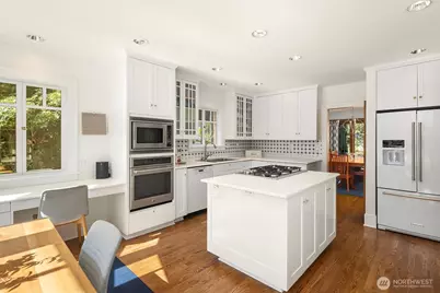 2055 E Crescent Drive, Seattle, WA 98112 - Photo 17