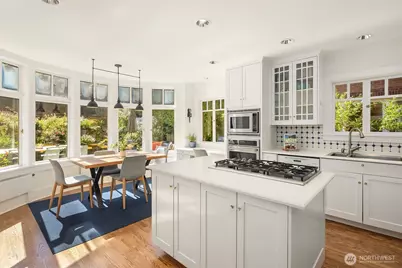 2055 E Crescent Drive, Seattle, WA 98112 - Photo 15