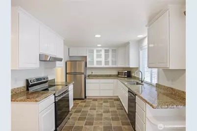 936 NE 207th Place NE, Sammamish, WA 98074 - Photo 9