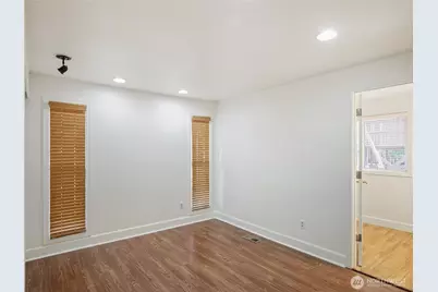 936 NE 207th Place NE, Sammamish, WA 98074 - Photo 17