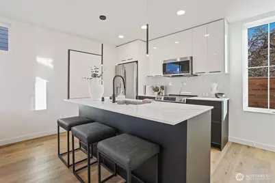 8757 Palatine Avenue N #B, Seattle, WA 98103 - Photo 3