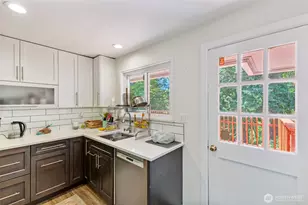 11005 Crestwood Dr S, Seattle, WA 98178 - Photo 17