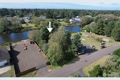 697 Island Circle SE, Ocean Shores, WA 98569 - Photo 9