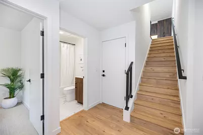 2102 1st Avenue N, Seattle, WA 98109 - Photo 5