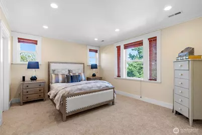 400 NE 50th Street, Seattle, WA 98105 - Photo 17