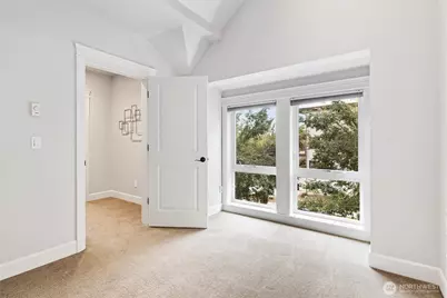 4202 Linden Avenue N, Seattle, WA 98103 - Photo 17