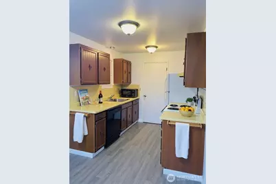 8848 Interlake Avenue N, Seattle, WA 98103 - Photo 11