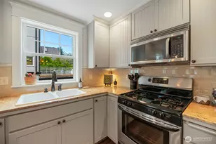 616 N 45th St, Seattle, WA 98103 - Photo 13