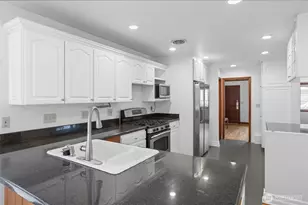 9360 SW Meadow Ln, Portland, OR 97225 - Photo 13