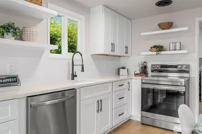 724 N 104th Street, Seattle, WA 98133 - Photo 3